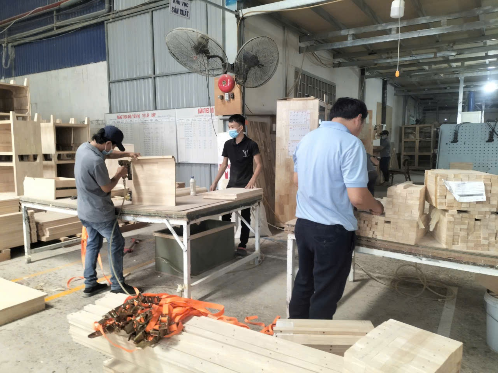 Lao động làm việc tại xưởng Gỗ
